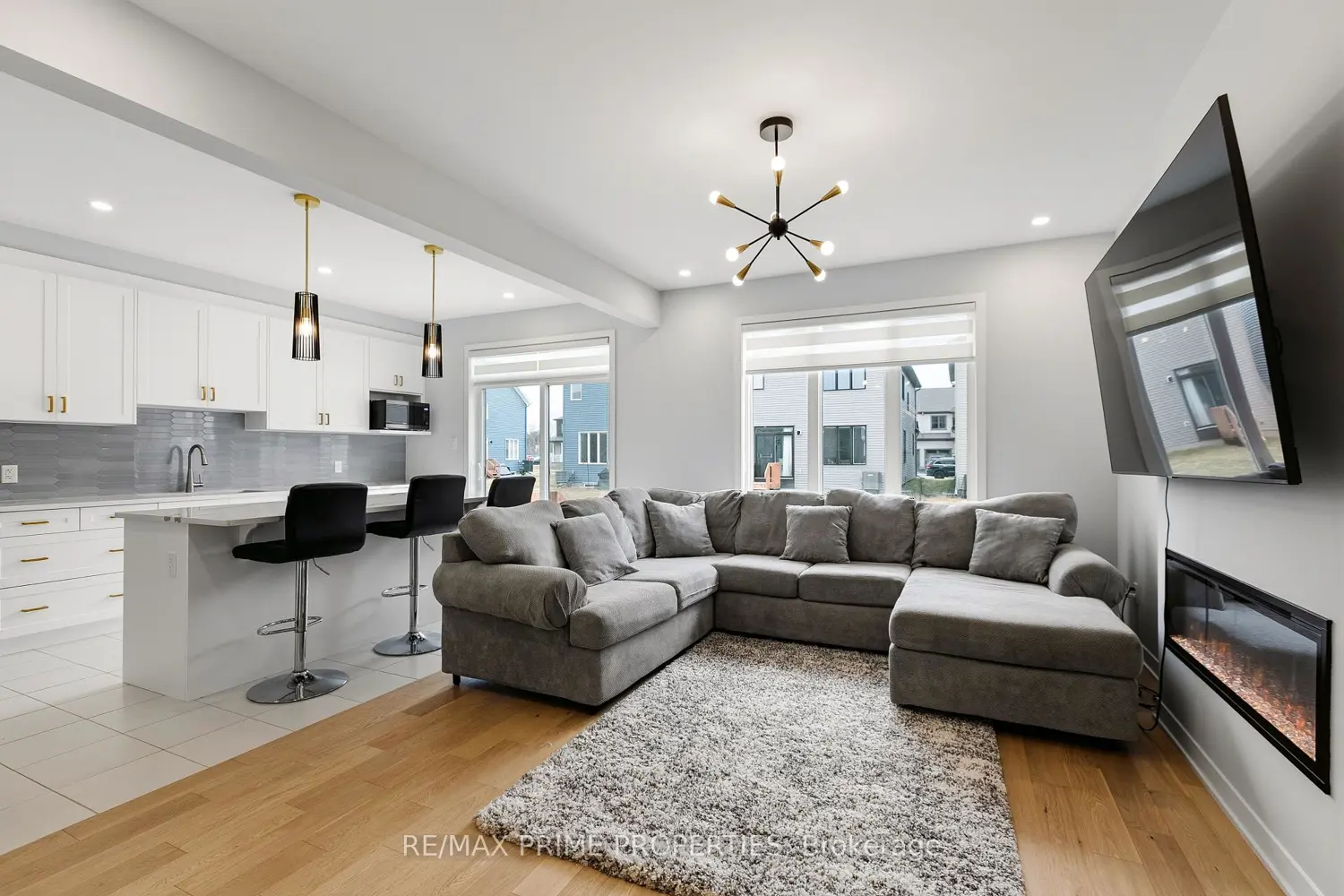 222 Douglas Hardie Street photo 4