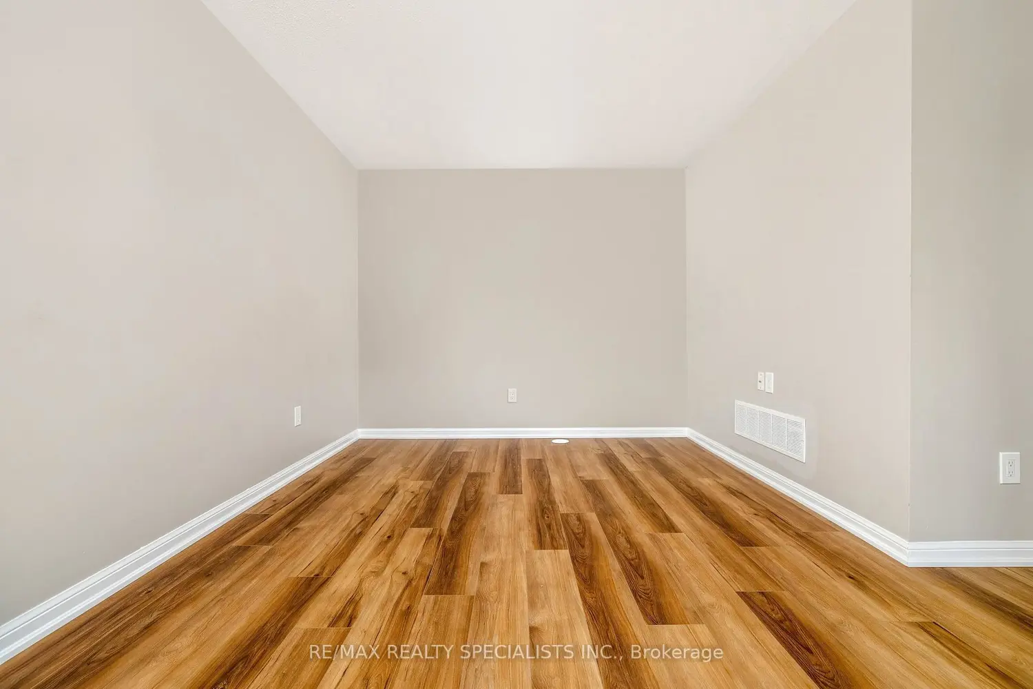 562 Pharo Point photo 4