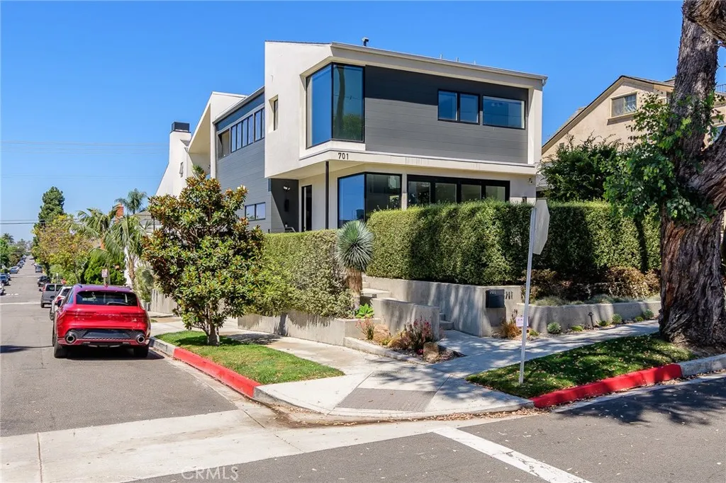 701 Poppy Avenue, Corona Del Mar, CA 92625