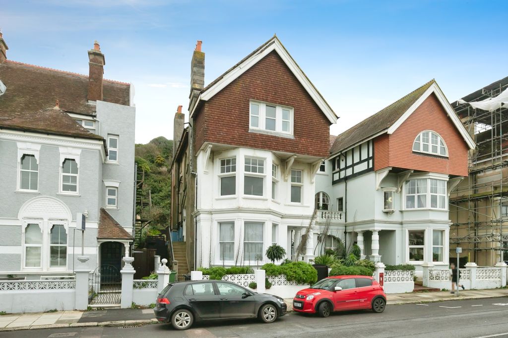 3 bed flat for saleGrosvenor Crescent, St. Leonards-On-Sea TN38 photo 2