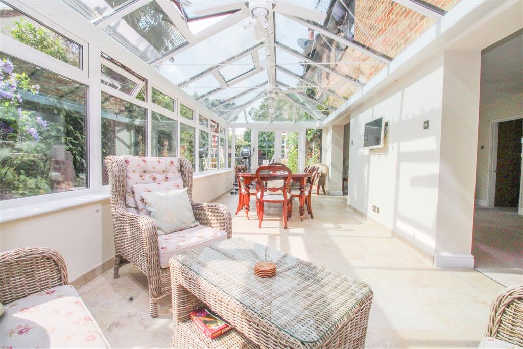 5 bed detached house for saleCommonside Road, Harlow CM18 photo 5
