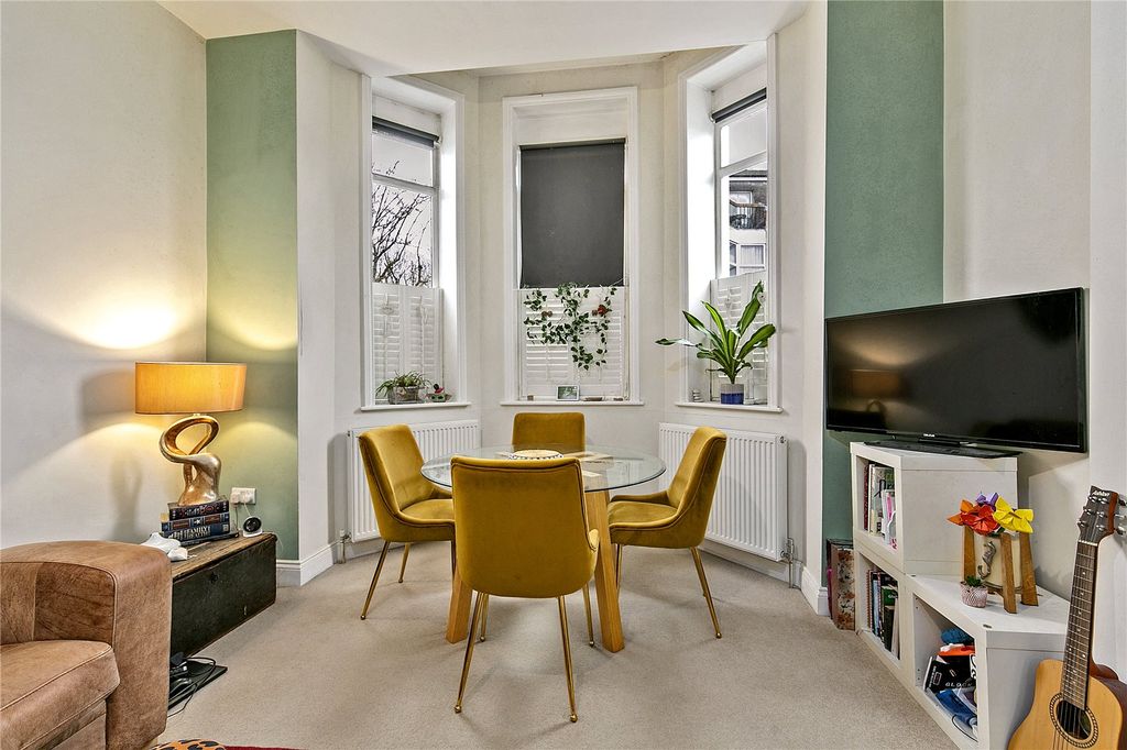 2 bed flat for saleStation Road, Hampton TW12 photo 2