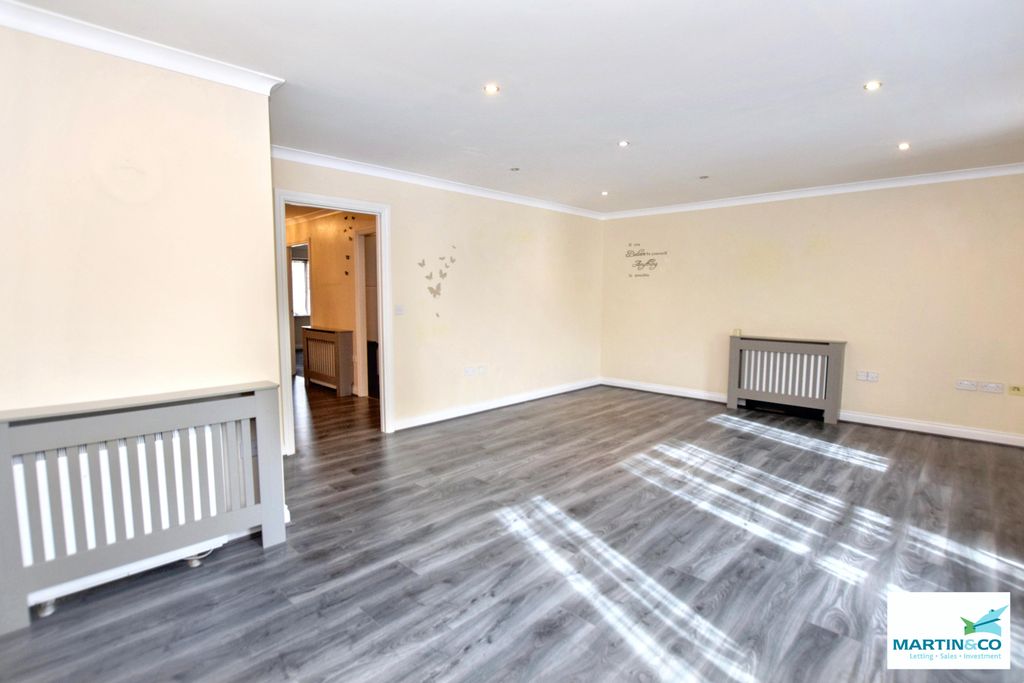 2 bed flat for saleWeavers Court LE10 photo 5