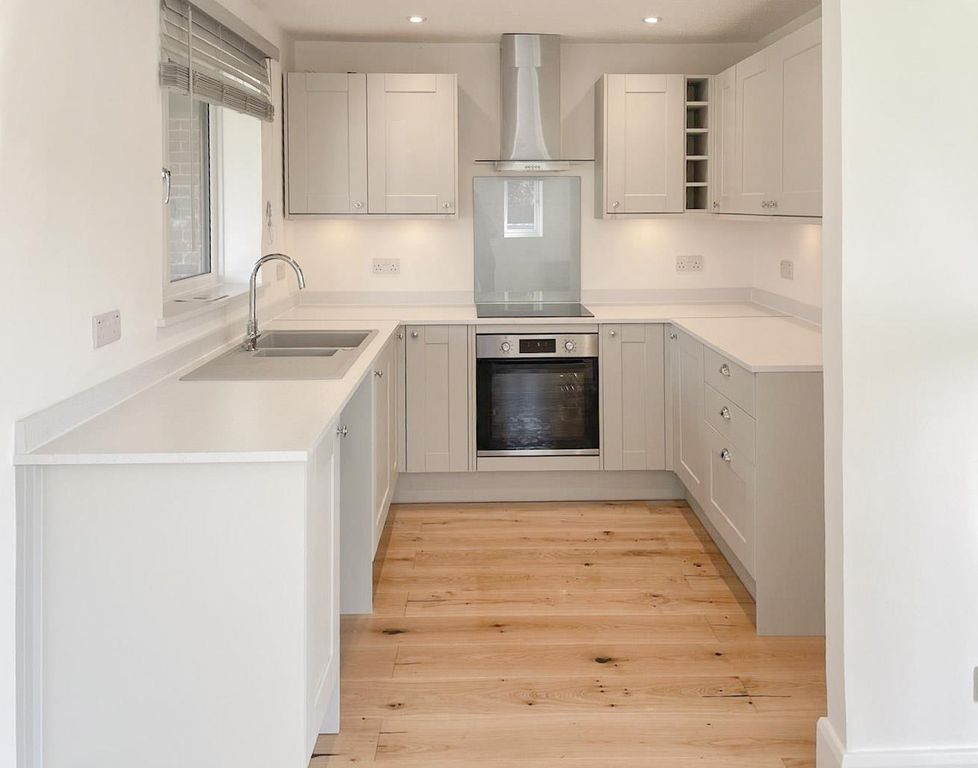 2 bed flat for saleStonegate Way, Heathfield TN21 photo 2