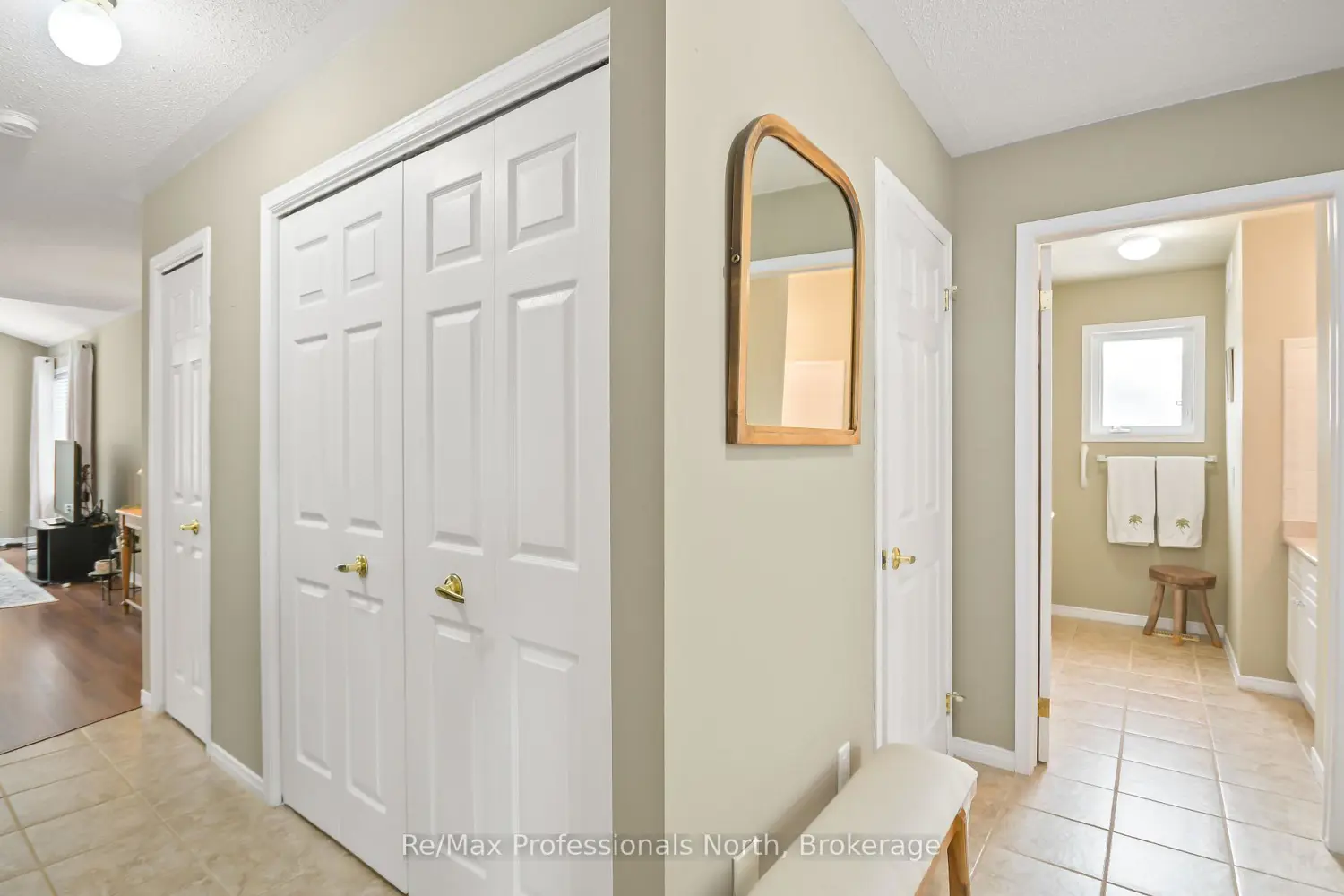 102 Pineridge Gate photo 2
