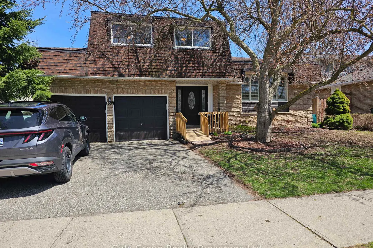 165 Brookside Crescent photo 2