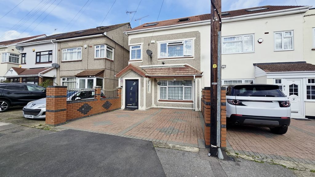 5 bed semi-detached house for saleGledwood Gardens, Hayes, Middlesex UB4