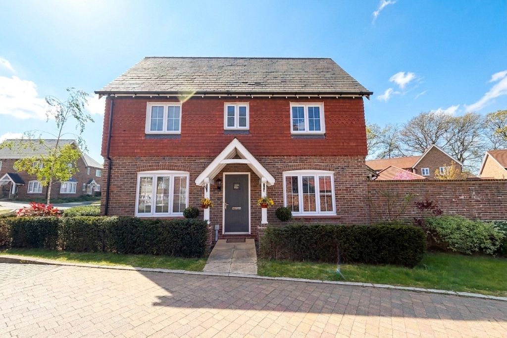 Additional image 14 of 3 bed detached house for saleDeepford Crescent, Hook, Hampshire RG27