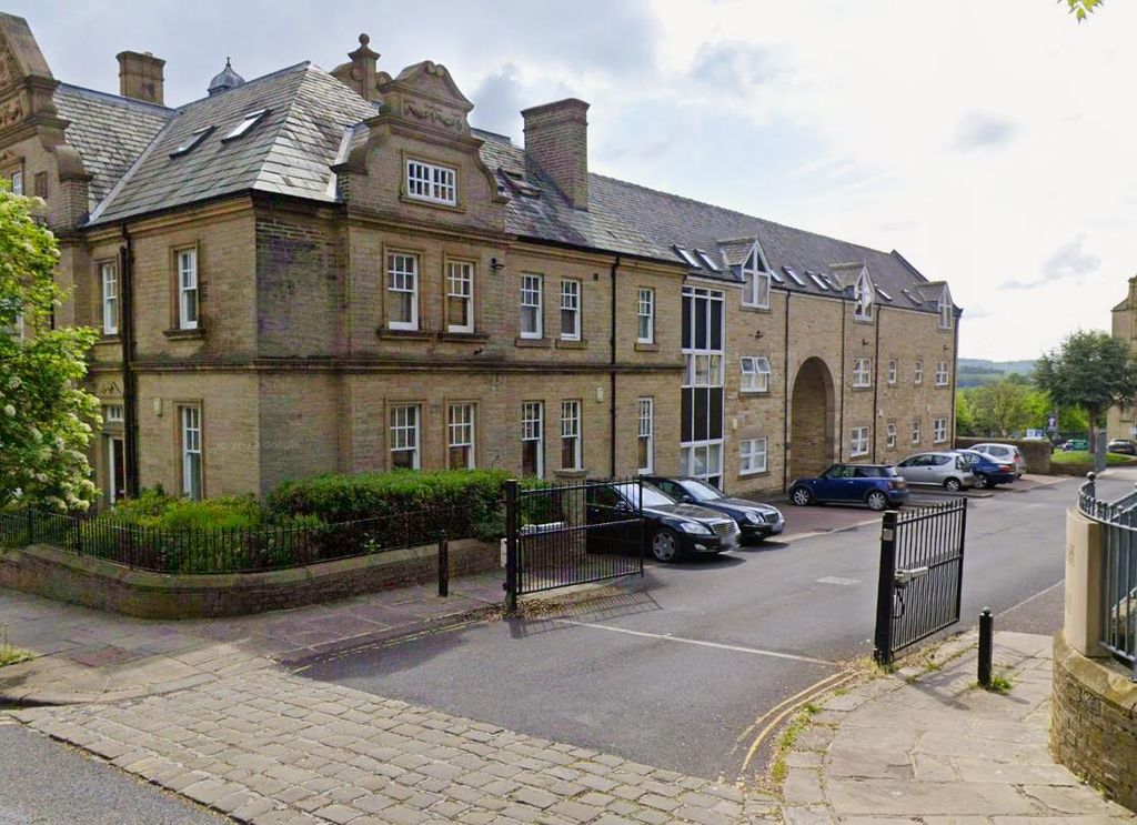 2 bed flat for salePrescott Street, Halifax HX1