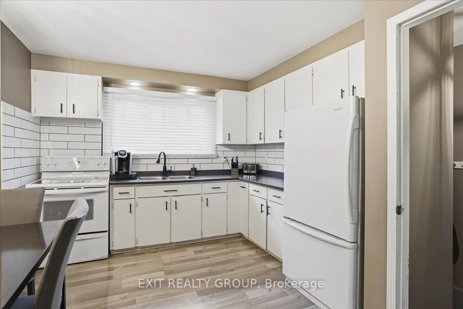 518 Aikins Road photo 3