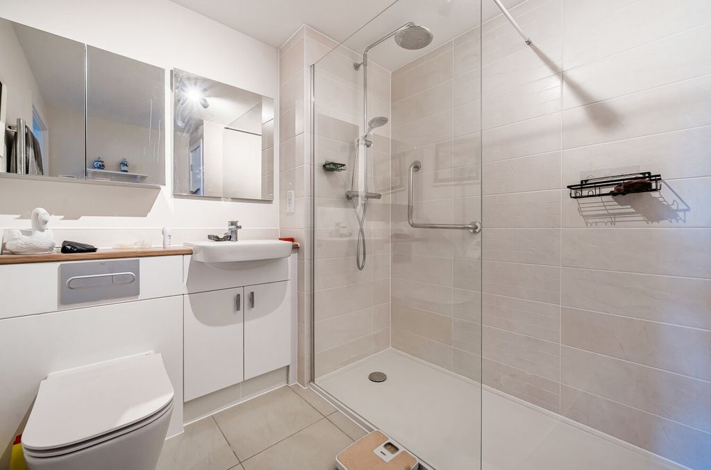 Additional image 7 of 2 bed flat for saleStation Road, Hook, Hampshire RG27