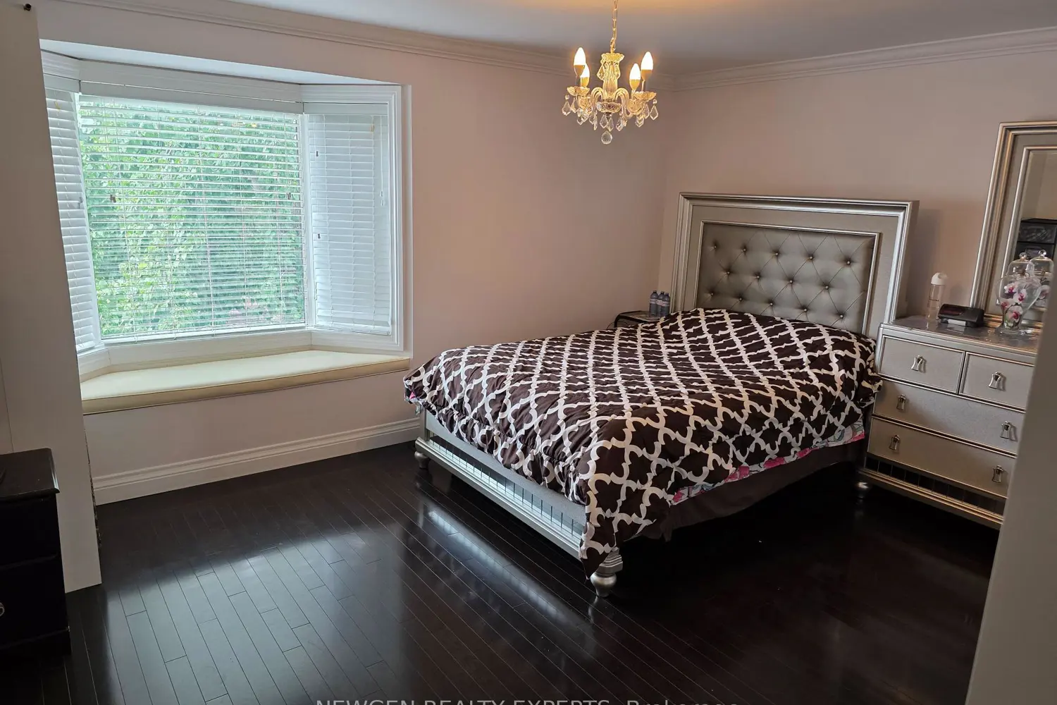 687 Marley Crescent photo 2