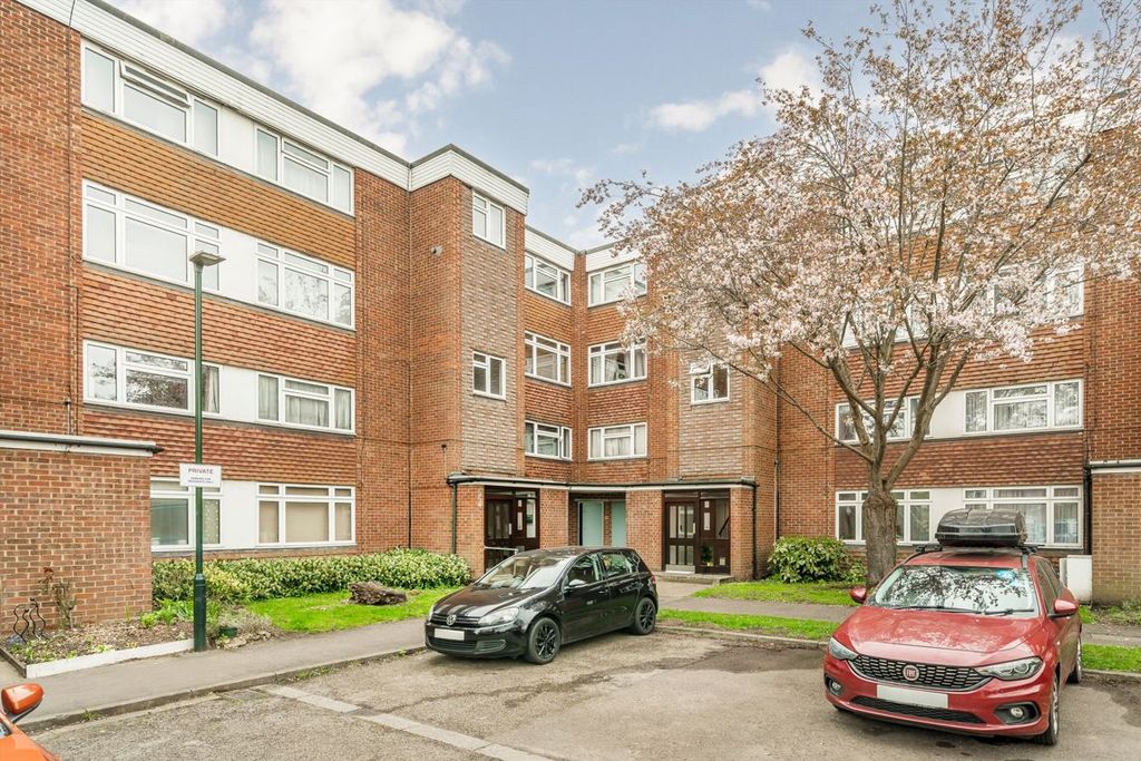 2 bed maisonette for saleTaylor Close, Hampton Hill TW12