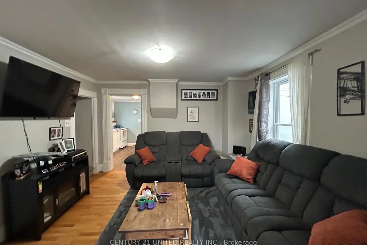 136 Robinson Street photo 4