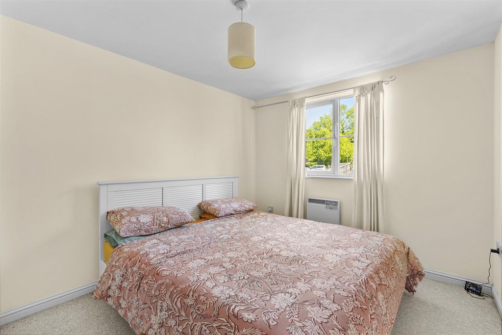 2 bed flat for salePrinces Gate, High Wycombe HP13 photo 4