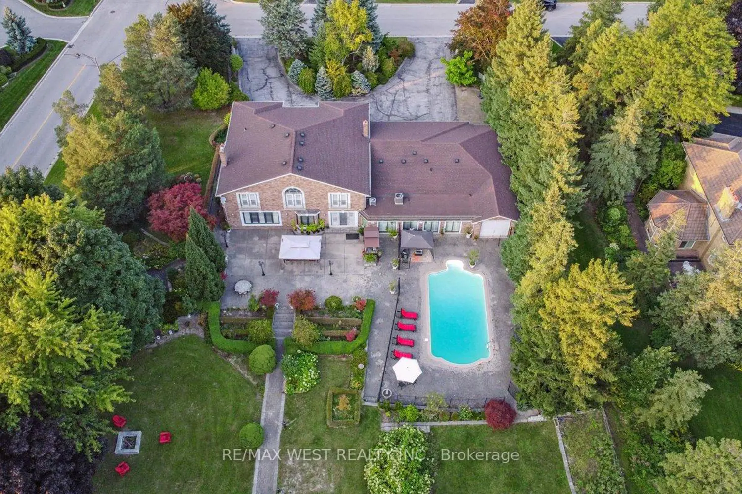 190 Sandys Drive photo 2