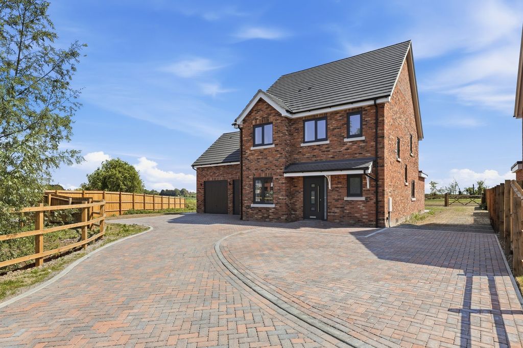 5 bed detached house for saleOakley Gardens, Little Oakley, Harwich CO12