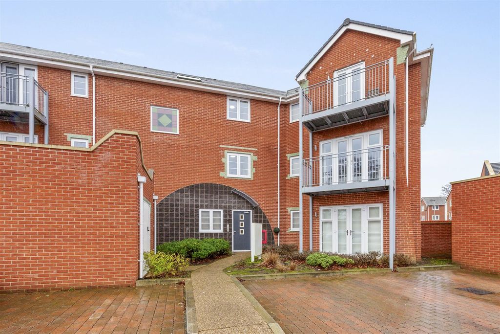 2 bed flat for salePine Trees, Kilty Place, High Wycombe HP11