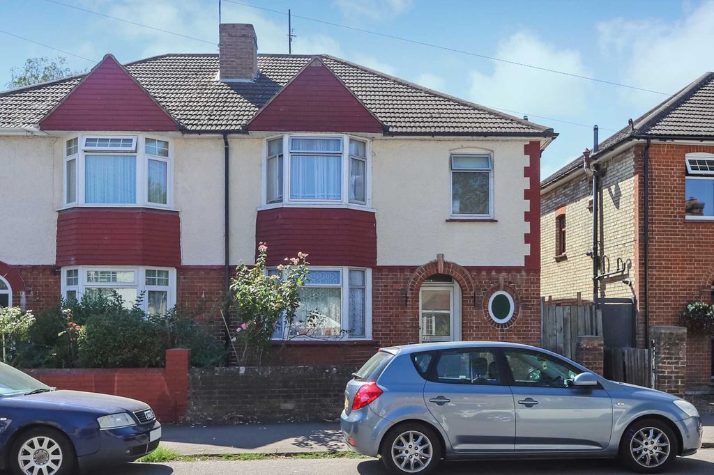 3 bed semi-detached house for saleLancaster Avenue, Hitchin SG5