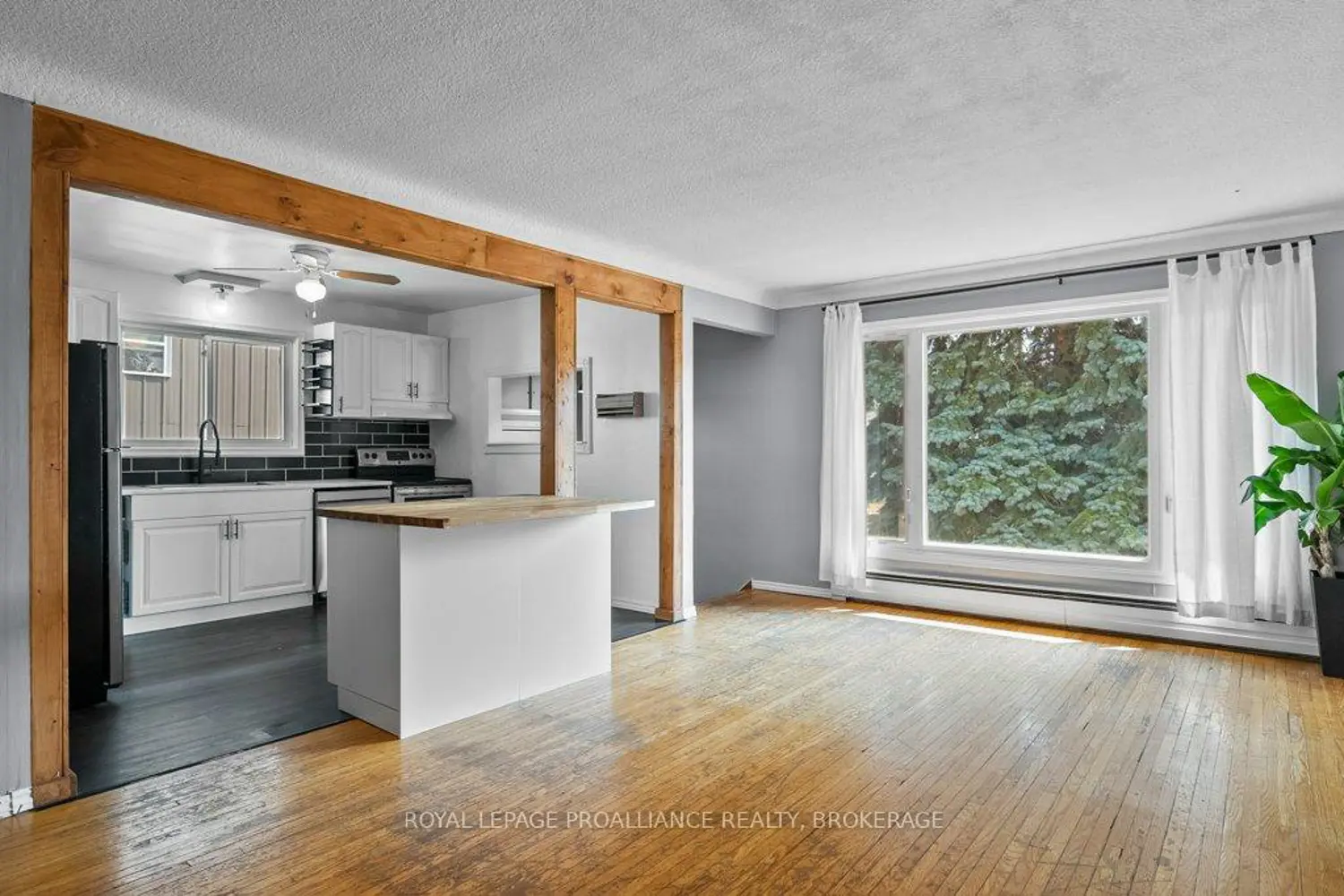590 Macdonnell Street photo 3