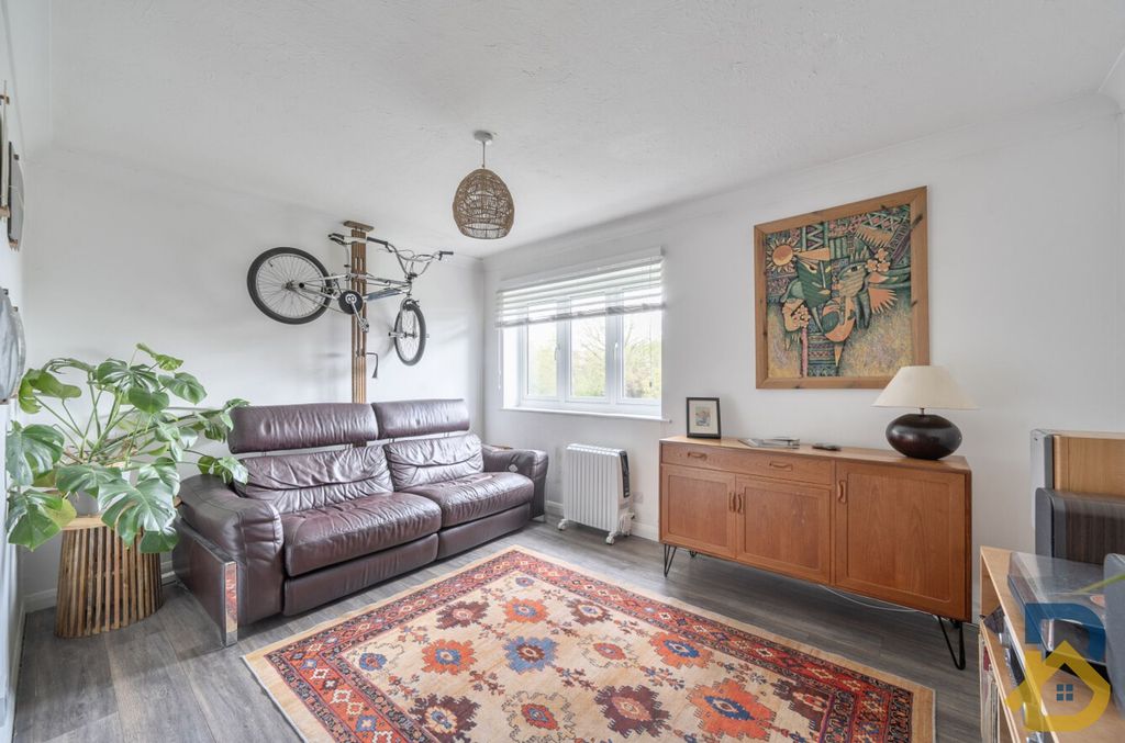 2 bed flat for saleCreasey Close, Hornchurch RM11 photo 2