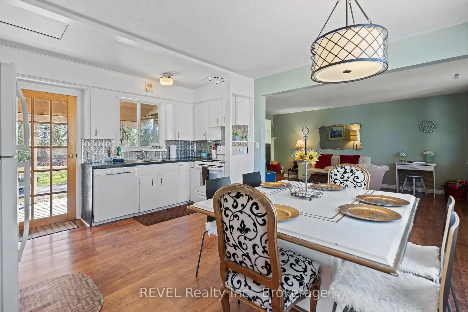 639 Penner Street photo 4