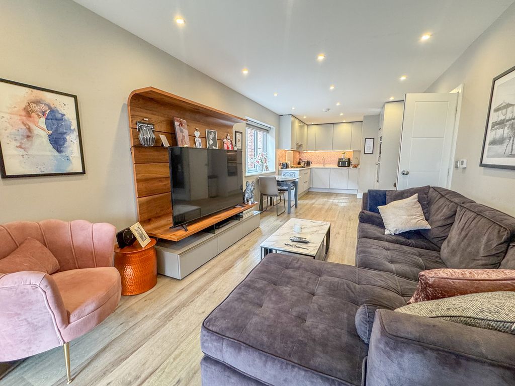 Additional image 5 of 2 bed flat for saleThe Swans, Ferry Road, Hullbridge SS5