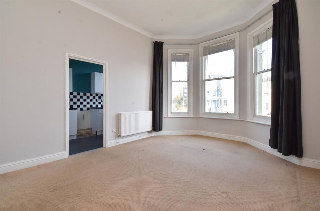 2 bed flat for saleCarisbrooke Road, St. Leonards-On-Sea TN38 photo 2