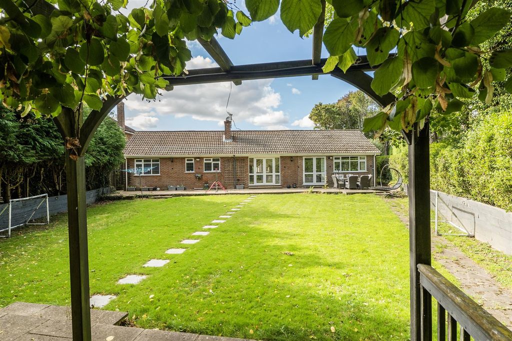 Additional image 10 of 6 bed detached house for saleMerlewood Close, High Wycombe HP11