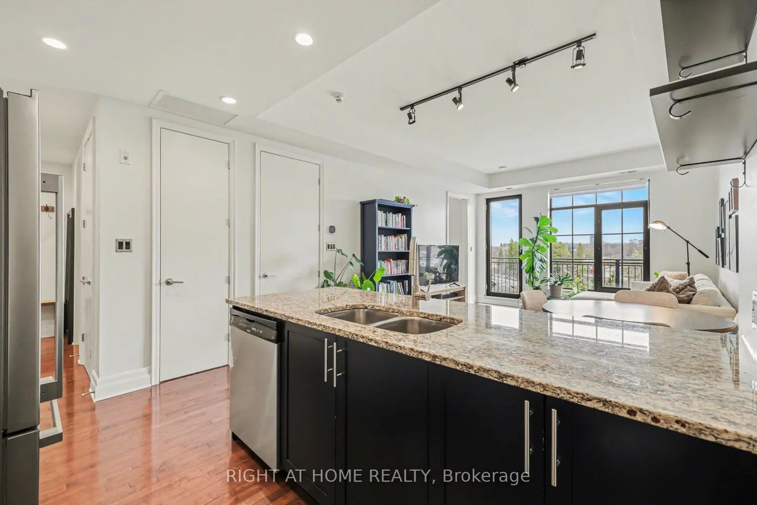 Additional image 6 of 330 Loretta Avenue 810