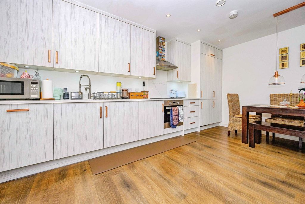 Additional image 2 of 3 bed flat for saleFrogmore Road, Hemel Hempstead HP3