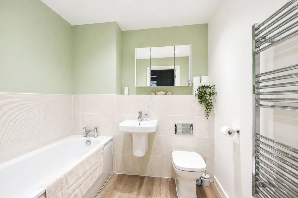Additional image 9 of 2 bed flat for saleStation Road, Hook, Hampshire RG27