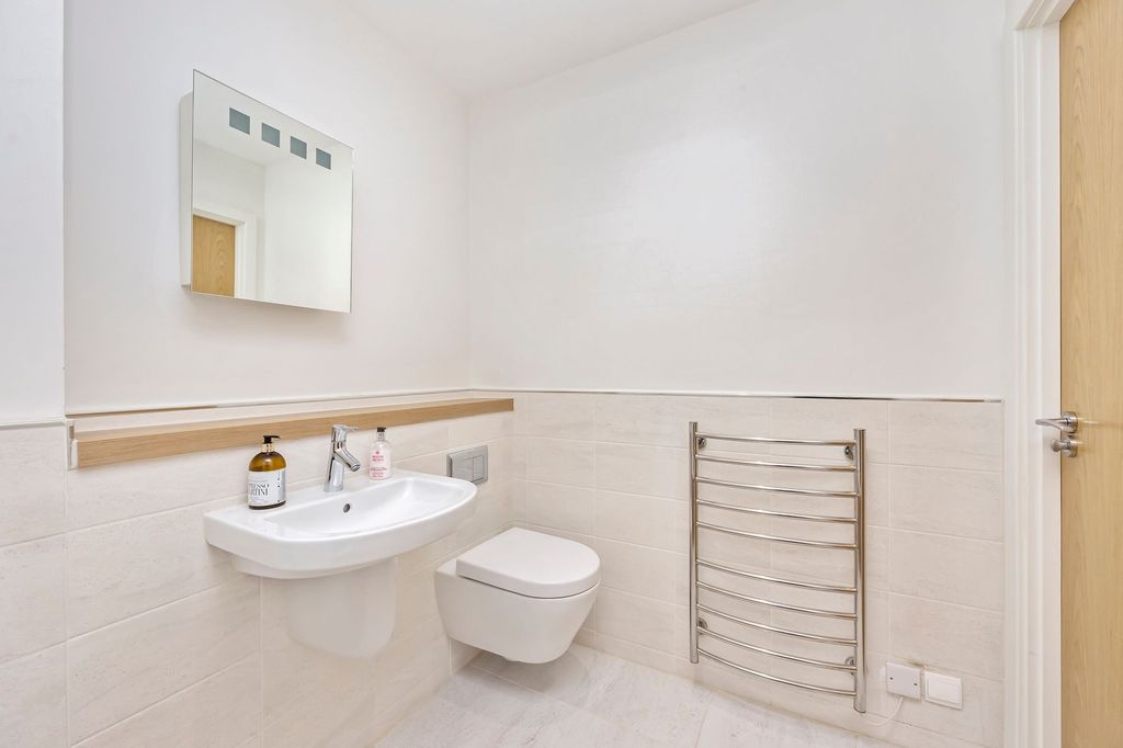 Additional image 17 of 2 bed flat for saleDurrants Drive, Faygate RH12