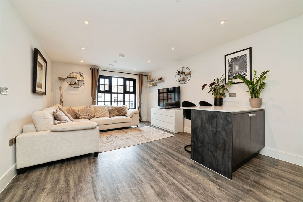 2 bed flat for saleBircherley Green, Hertford SG14