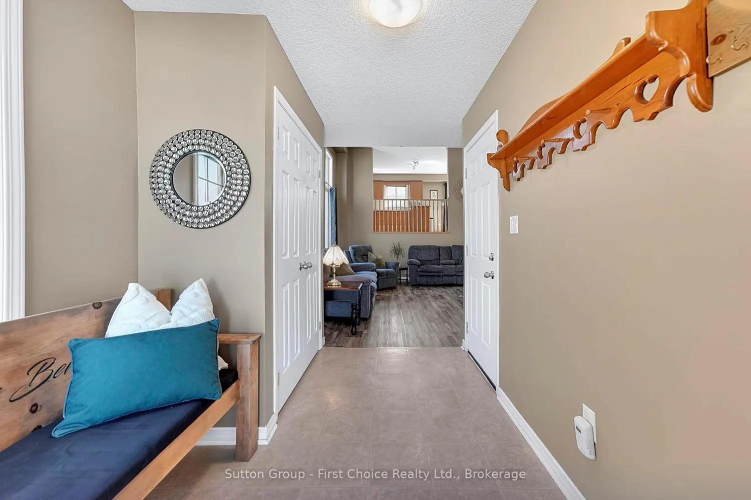 670 Reid Crescent photo 3