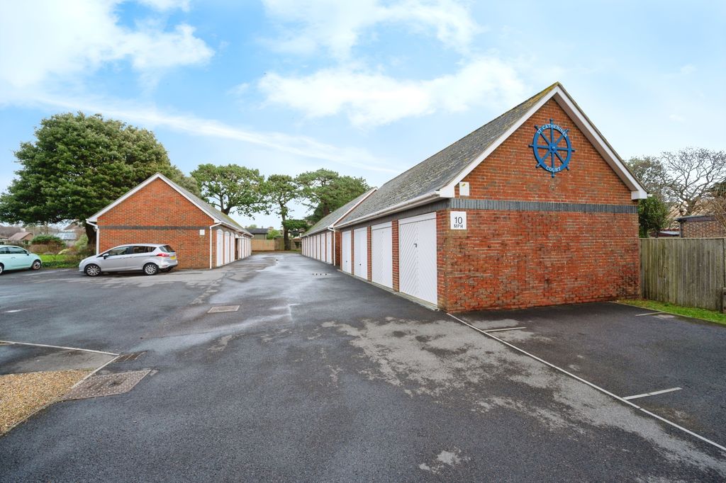 Additional image 10 of 3 bed flat for saleSea Front, Hayling Island, Hampshire PO11