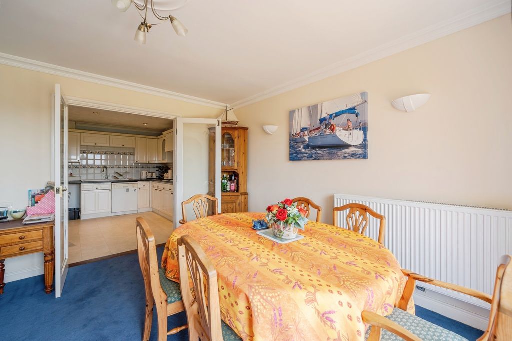 Additional image 11 of 3 bed flat for saleSea Front, Hayling Island, Hampshire PO11