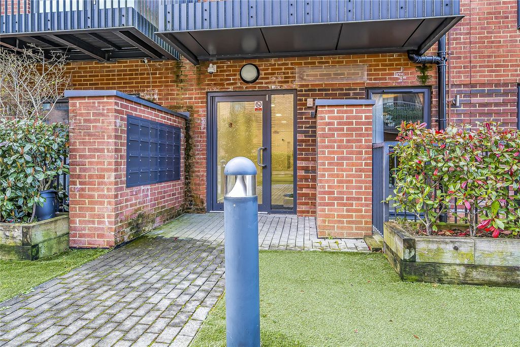 Additional image 14 of 2 bed flat for saleStation Road, Hook, Hampshire RG27