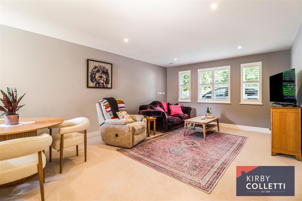 Additional image 4 of 5 bed detached house for saleWoodlands Drive, Hoddesdon EN11