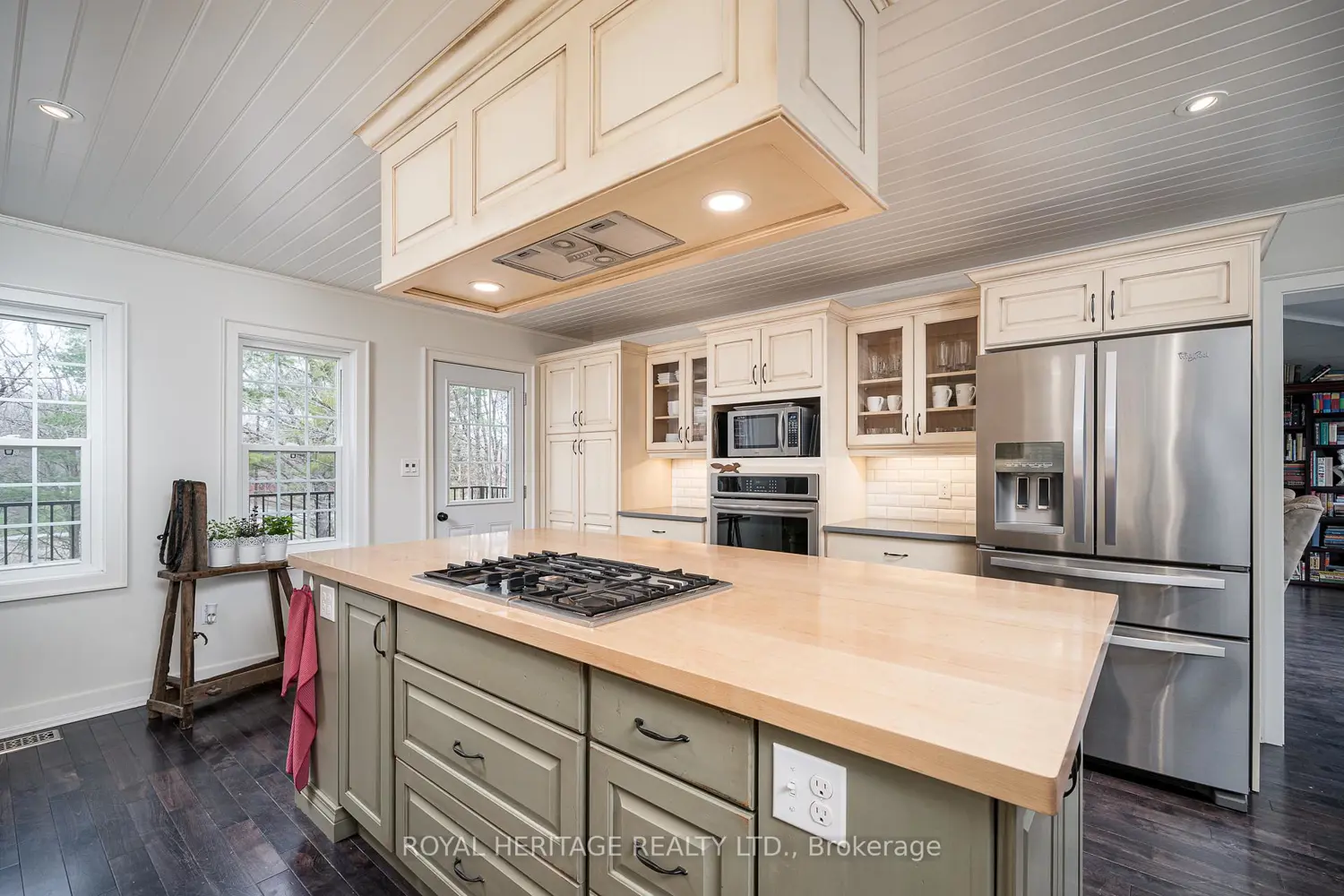 699 Cooper Road photo 2