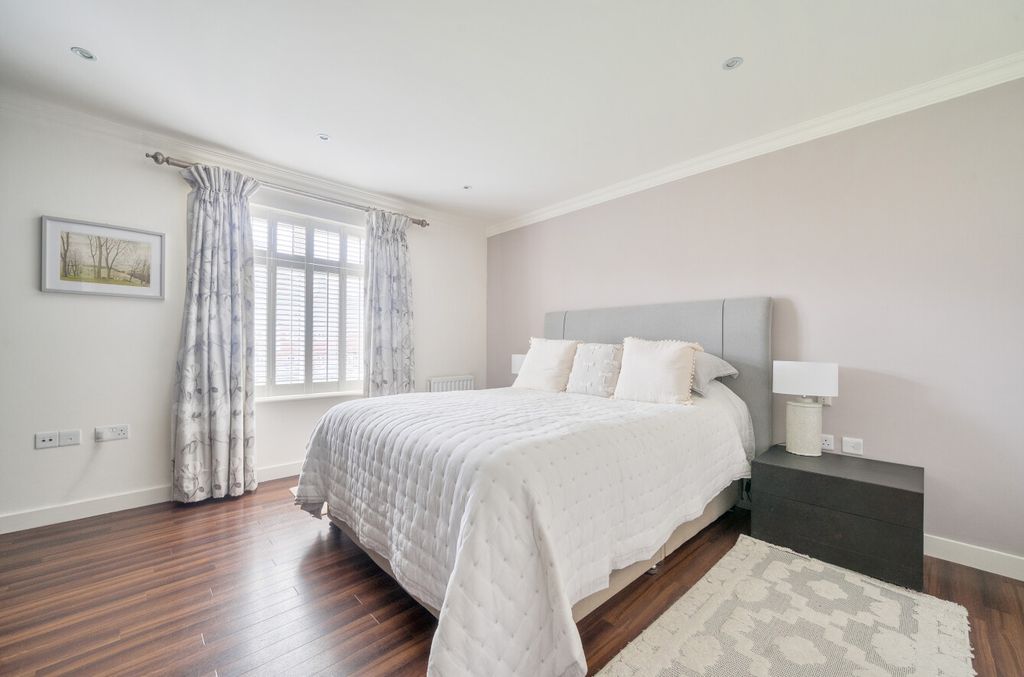 Additional image 8 of 2 bed flat for saleHindhead, Surrey GU26