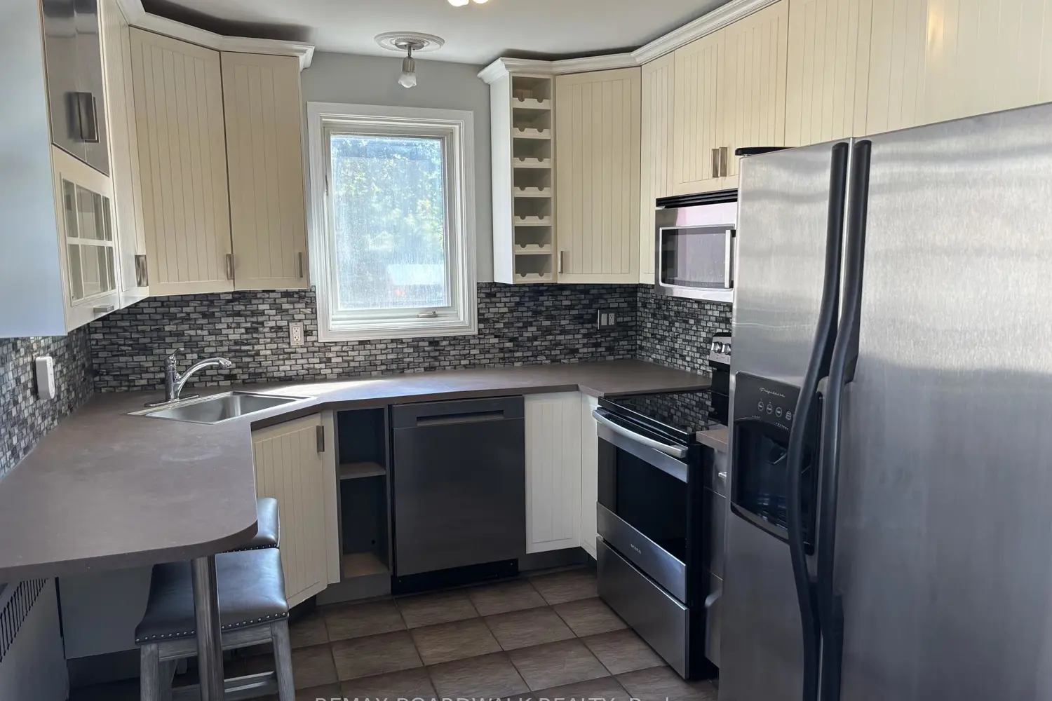 320 Laurier Avenue photo 2