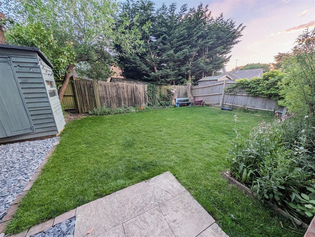 2 bed flat for saleStation Road, Heathfield TN21 photo 2