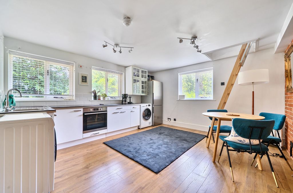 Additional image 2 of 1 bed flat for saleHindhead, Surrey GU26
