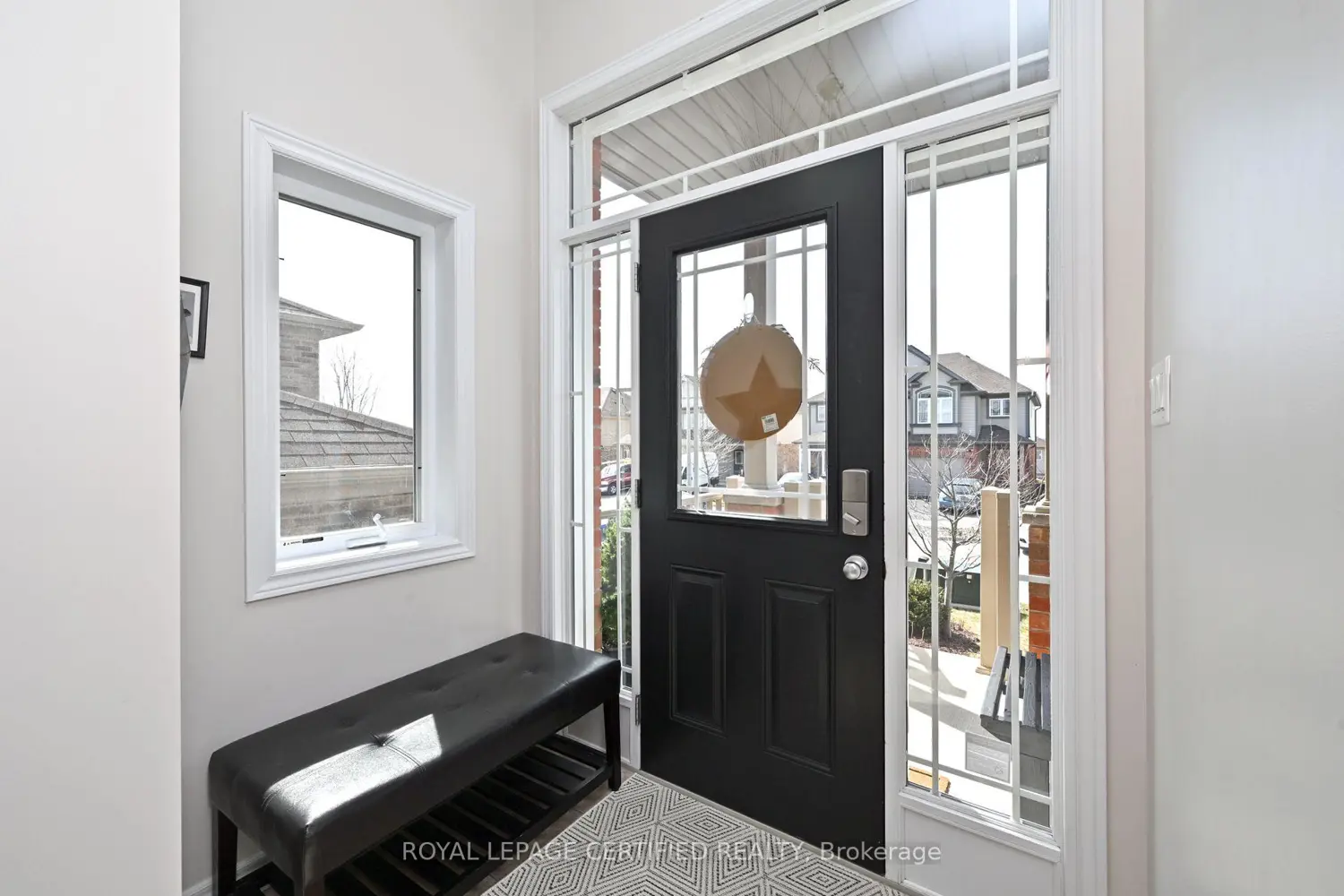 102 Oakes Crescent photo 2