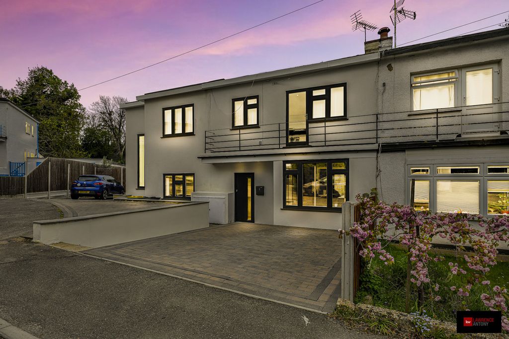 3 bed flat for saleHedgehope Avenue, Rayleigh SS6