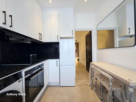 Burleigh Gardens, Southgate N14, Studio to rent