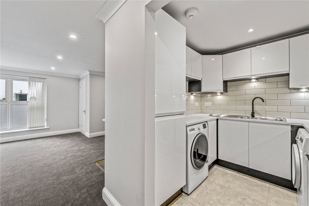 2 bed flat for saleThames Street, Hampton TW12 photo 3