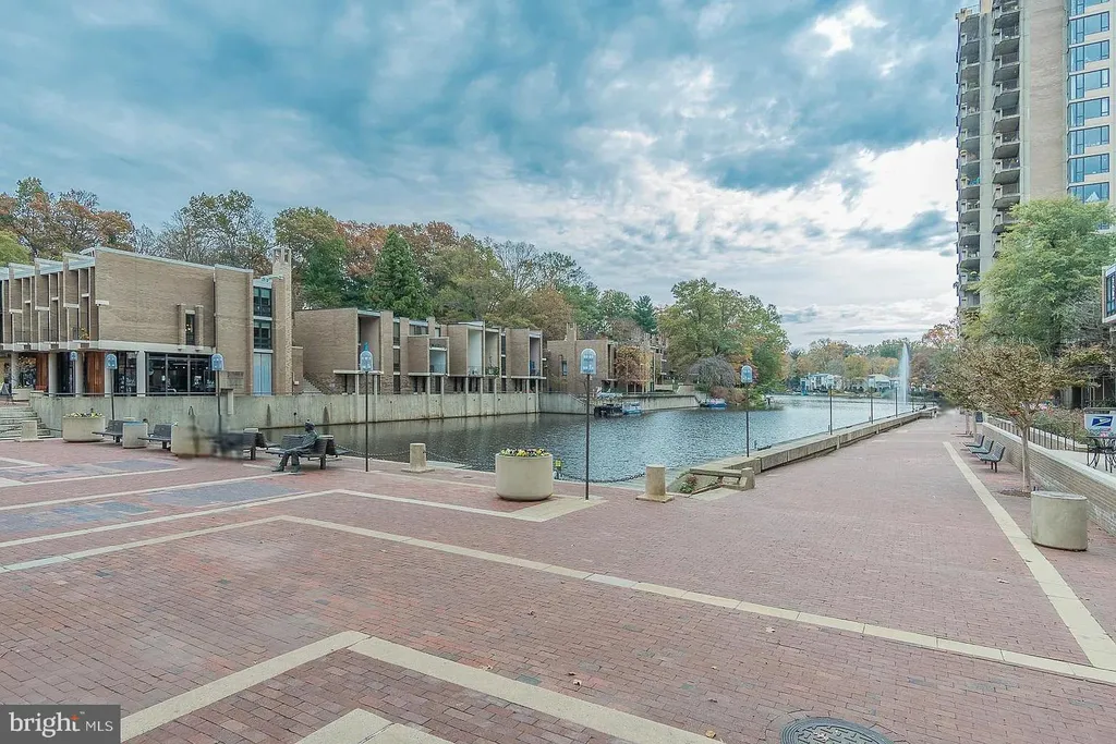 1604 Washington Plaza N, Reston, VA 20190
