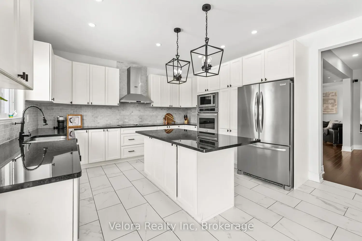 208 Rover Street photo 3
